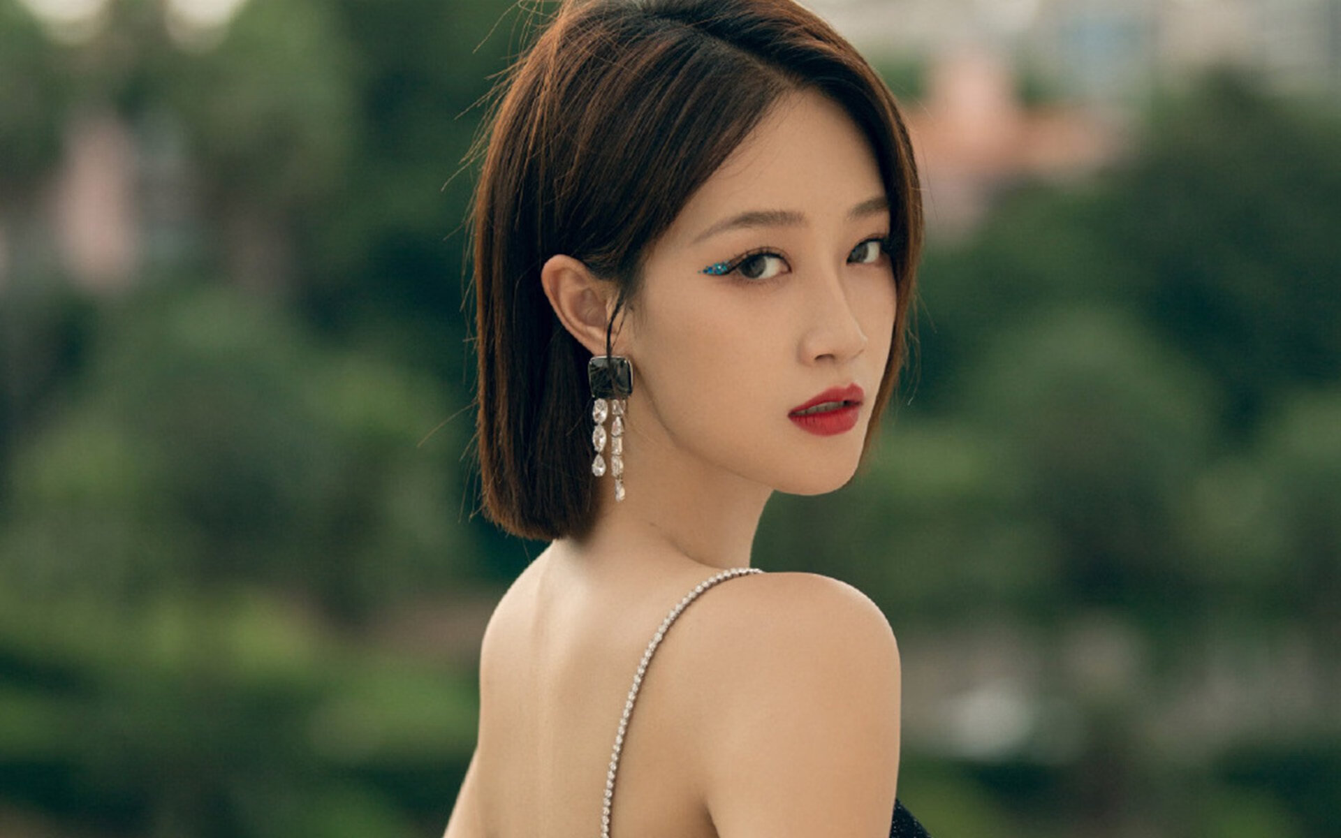 米兰体育官网-球员访谈分享成长故事展现坚韧拼搏背后的努力与坚持,篮球访谈