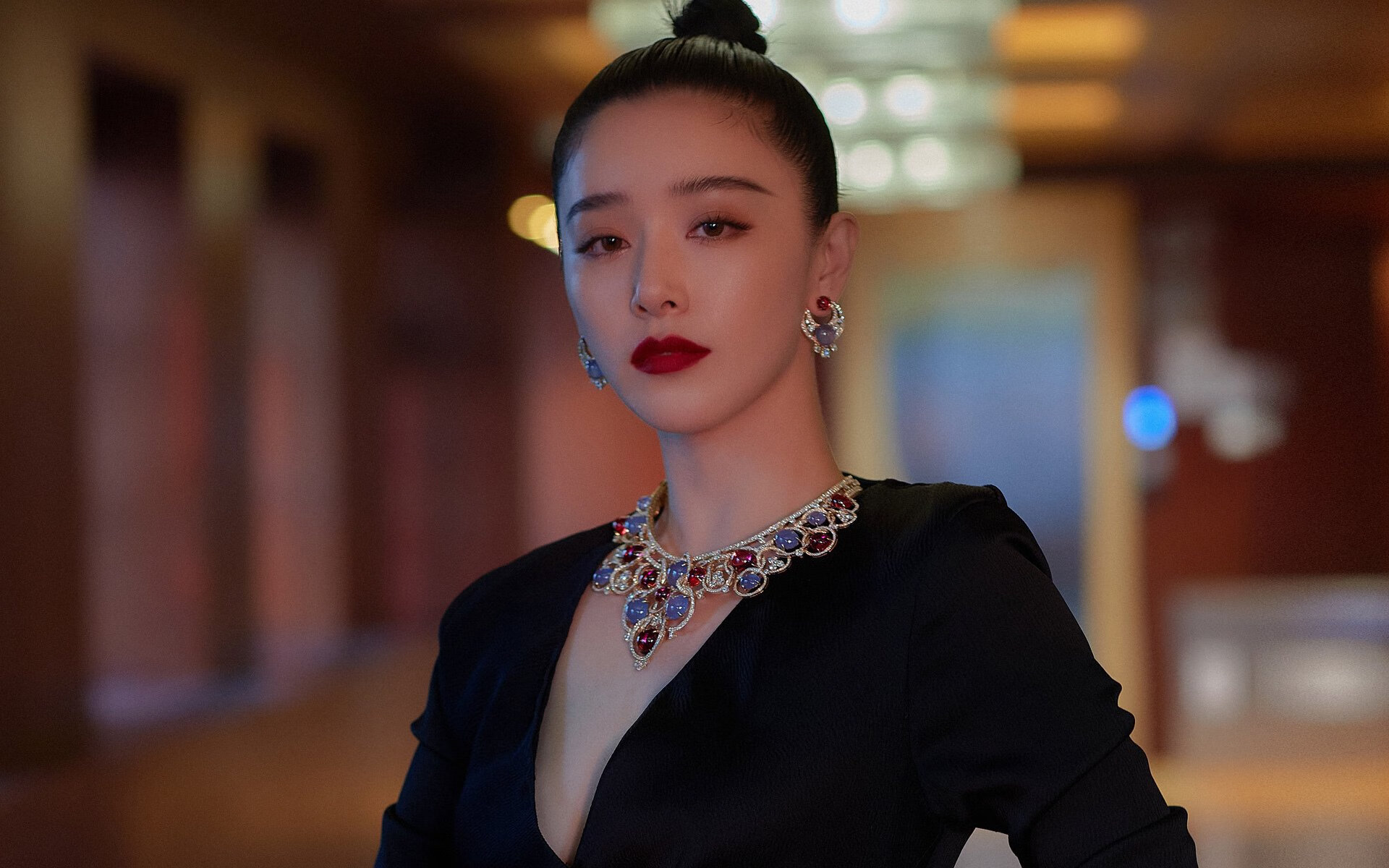 -詹姆斯带伤坚持比赛打动全场球迷,詹姆斯有伤吗