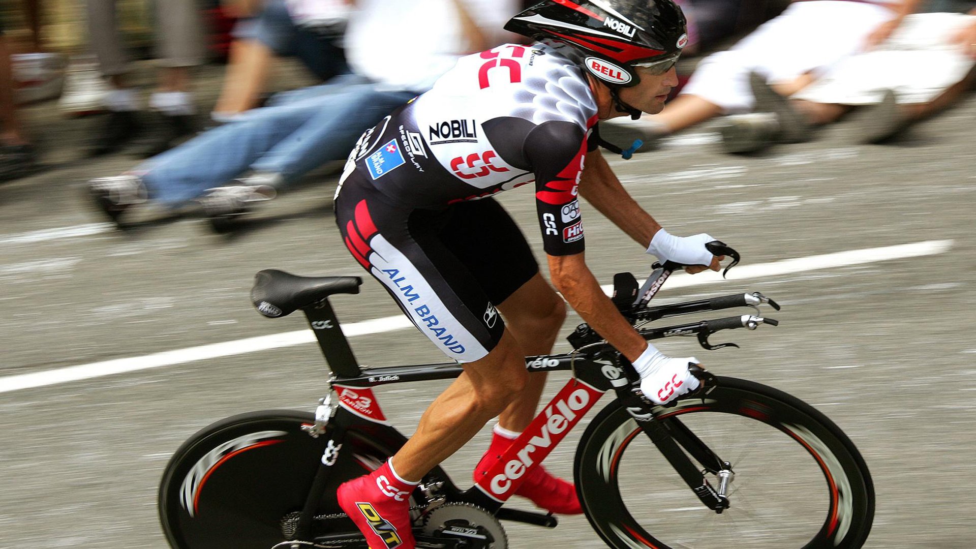 水上乐园“攀岩墙落水淘汰赛” 掉下水即出局